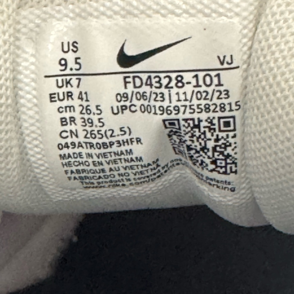 Nike Air Max 90 LV8 White and Gray Sneakers with Red Accents Size:9.5 - Picture 6 of 7